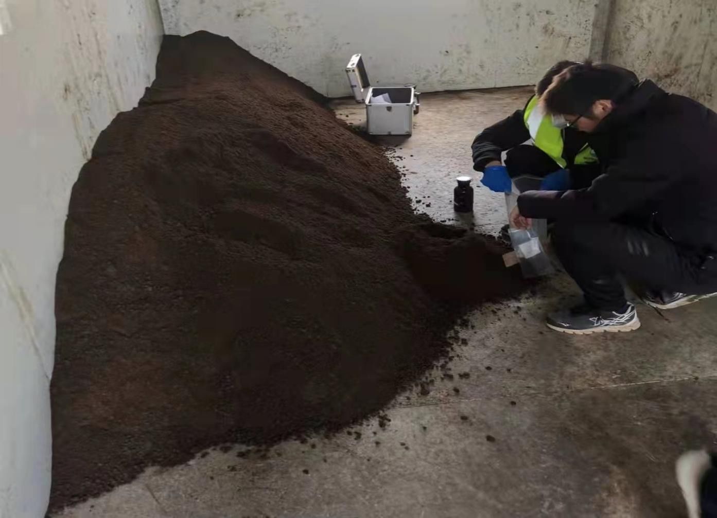 污泥技術中試項目專 家見證采樣